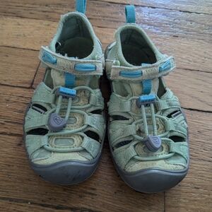 ⭐$7 WHEN BUNDLED⭐ Keen Green and Gray Sandals with Protective Toe Cap